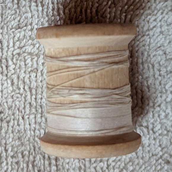 FURTHER REDUCED Vintage Wooden Sewing Spools in Decorative Box c late 1960s - Picture 10 of 13